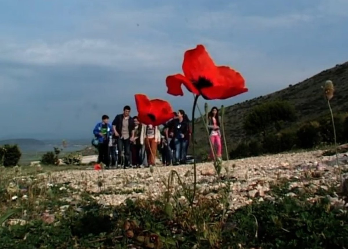 Παγκόσμια Ημέρα Ελληνικής Γλώσσας: Όταν μαθητές από το Αγρίνιο τραγούδησαν την «Γλωσσολαλιά» στην Αρχαία Πλευρώνα