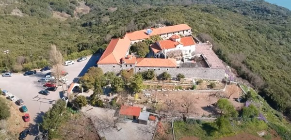 Ξηρόμερο: Ανεβαίνοτας στο μοναστήρι της Παναγίας στο Λιγοβίτσι (Βίντεο)