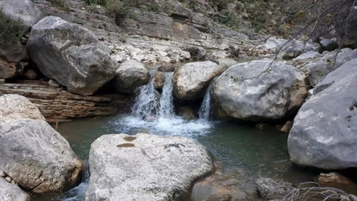 Το ανεξερεύνητο φαράγγι της Αιτωλοακαρνανίας με τον εντυπωσιακό καταρράκτη (www.skai.gr)