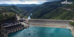 Μία εντυπωσιακή… πτήση πάνω από το φράγμα και τη λίμνη Κρεμαστών (video)