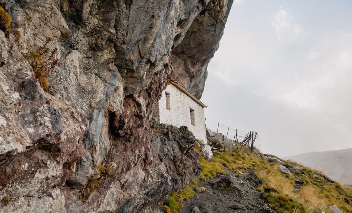 Το εκκλησάκι του Προφήτη Ηλία στον Άγιο Βλάση Αγρινίου σε μοναδικό αλπικό τοπίο 1.550 μέτρων