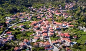 Πλάτανος: Το χωριό της ορεινής Ναυπακτίας με τα γραφικά σπίτια και έναν πλούσιο πράσινο «παράδεισο» (www.newsbomb.gr)