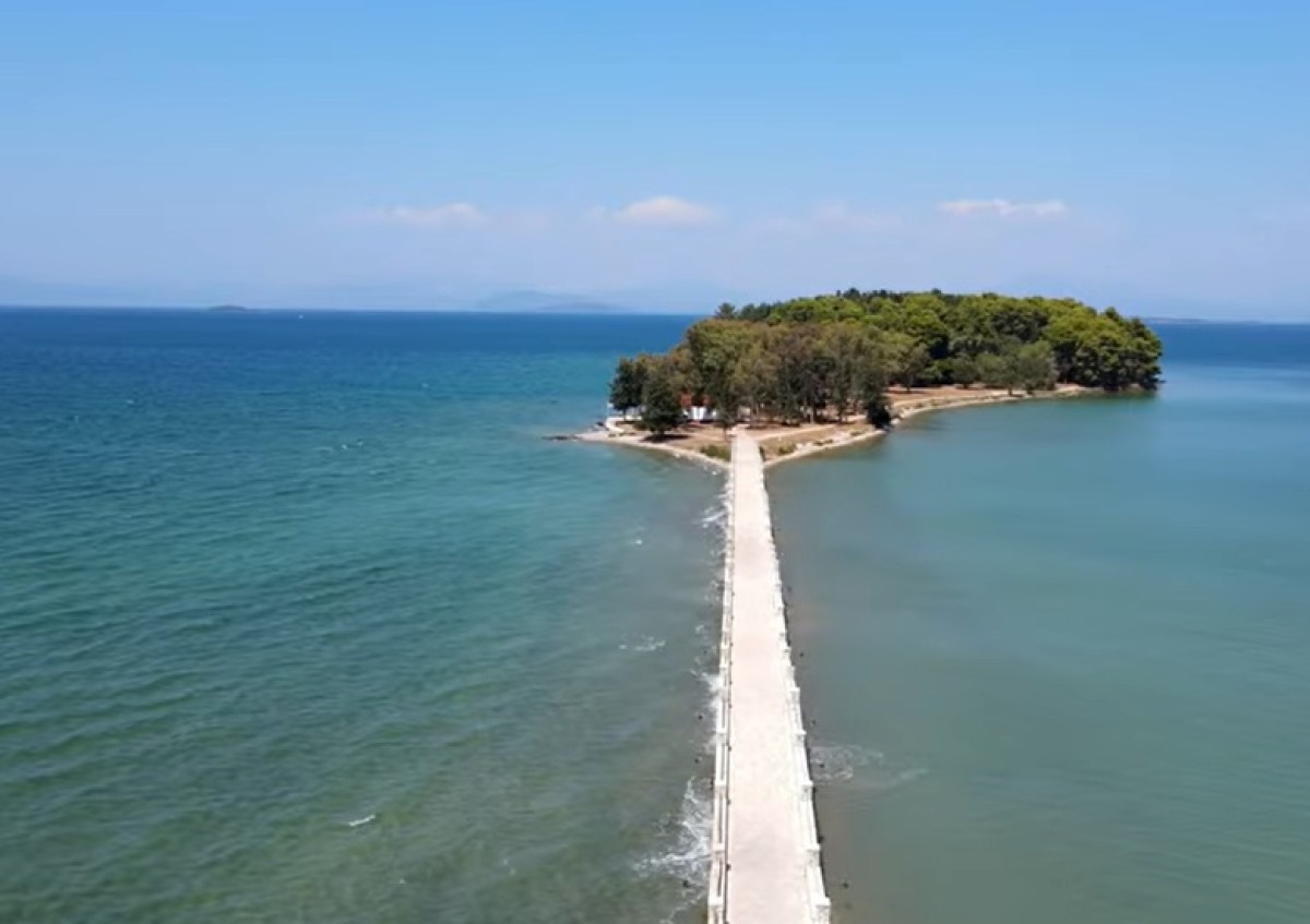 Κουκουμίτσα: Το πευκόφυτο νησάκι στον Αμβρακικό Κόλπο