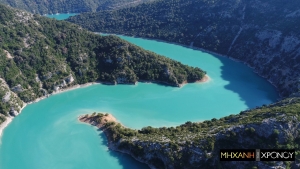 Στα άδυτα του Αχελώου με βάρκα – Δείτε σπάνιες εικόνες από τον άγνωστο υδάτινο παράδεισο με τα μαγευτικά φιόρδ (βίντεο)