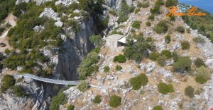 Το εκκλησάκι της Αγίας Δευτέρας στον Ψηλόβραχο Αιτωλοακαρνανίας που έχει πρόσβαση με ανεμογέφυρα