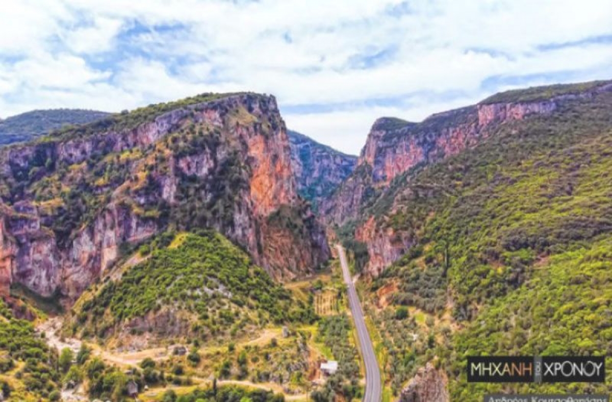 Πτήση πάνω από «Τα Κύκνεια Τέμπη των αρχαίων». Το Φαράγγι της Κλεισούρας στην Αιτωλοακαρνανία με τους οχυρωματικούς πύργους και τις βίγλες των ληστών (βίντεο)