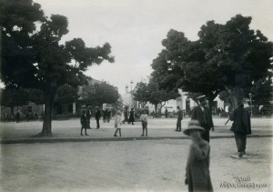 Αγρίνιο: Η Πλατεία Μπέλλου το 1923 με ένα κορίτσι να καλωσορίζει